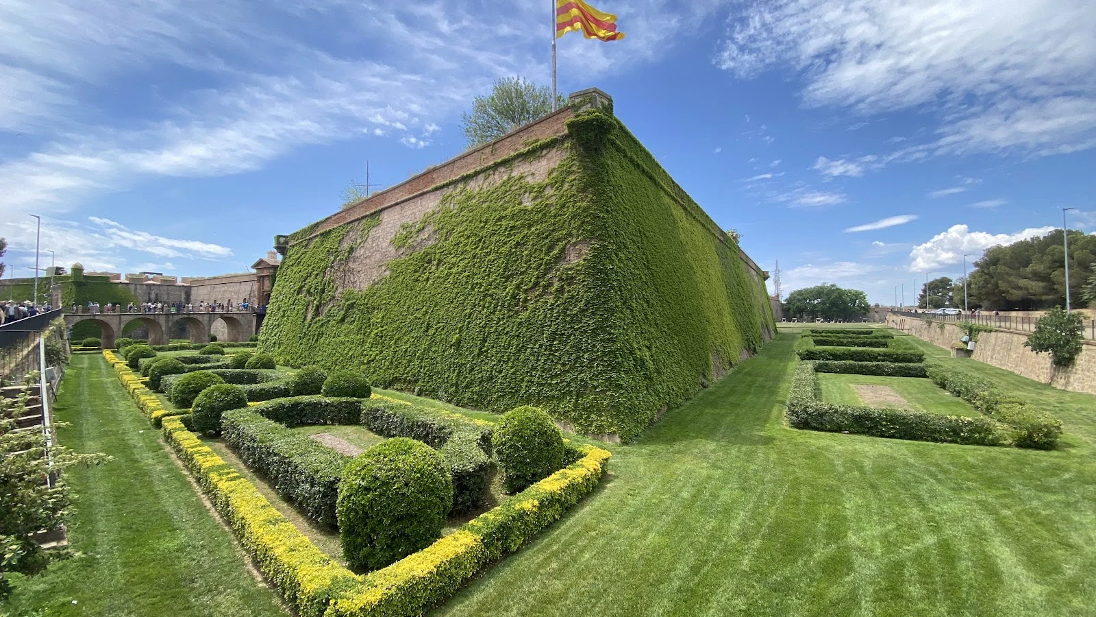 Transportlīdzekļu nomas komanda Barselonā, palīdzot tūristiem plānot ainaviskus ceļojumus