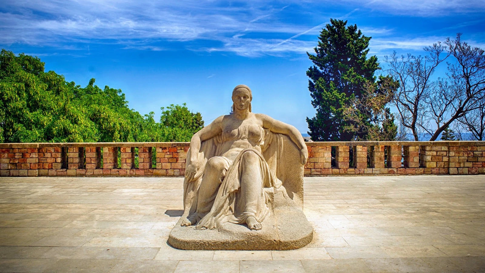 Barselonas pilsētas centra apskates objekti un bulvāri - izpētiet ar nomas auto