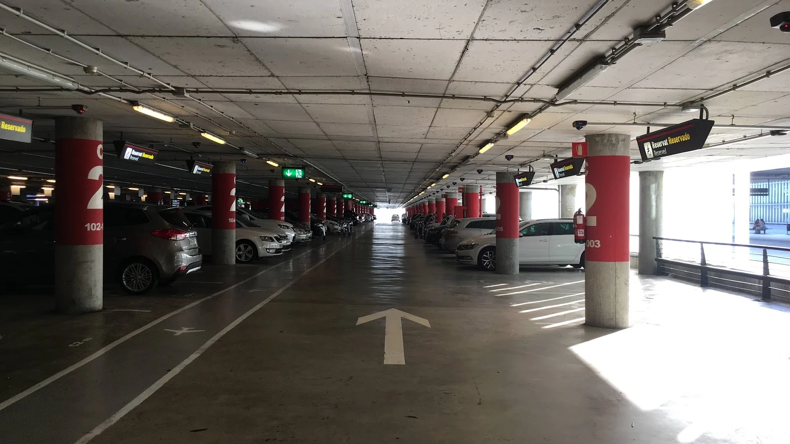 Barselonas El Prat lidostas ārējā un automašīnu nomas zona pie Termināla 1