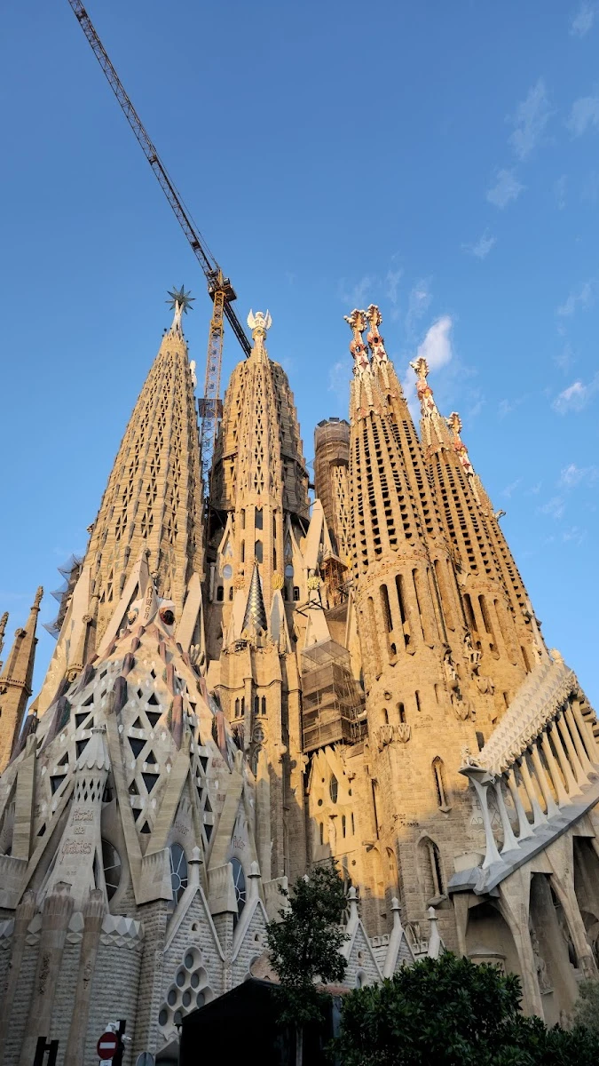 Sagrada Familia dzimšanas torņa detaļa krēslā - brauciet uz Barselonas pieminekļiem ar nomātu automašīnu