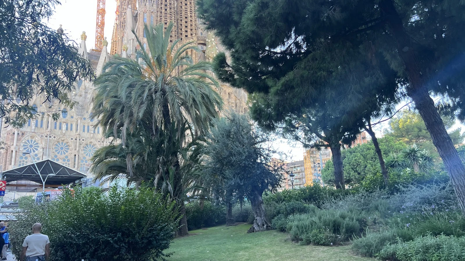 Sagrada Familia bazilikas torņi virs Barselonas pilsētas - transportlīdzekļu nomas ceļvedis apmeklētājiem