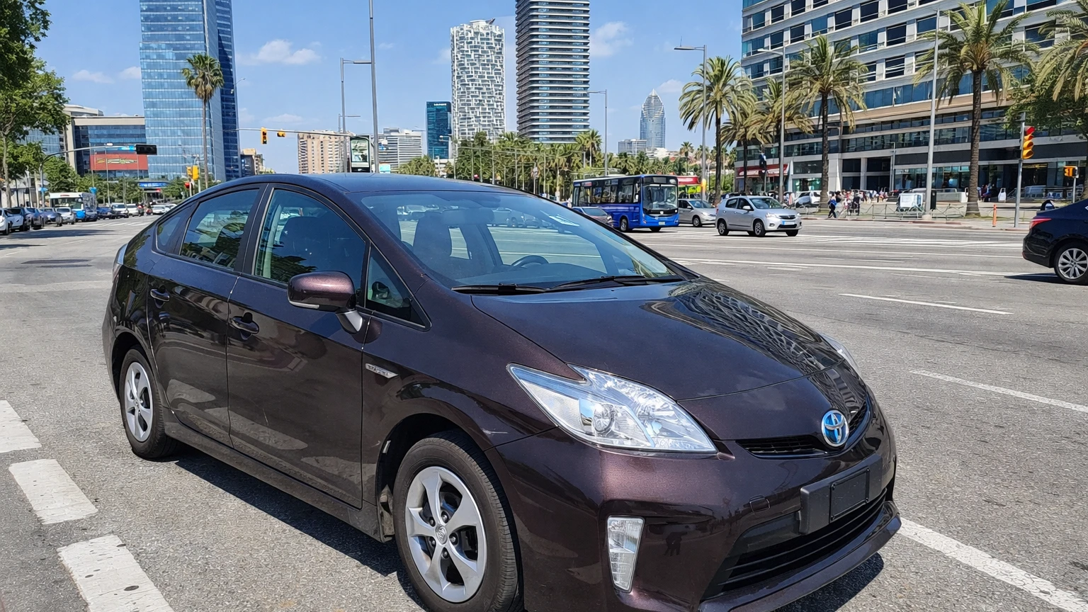Toyota Prius ekonomiskās automašīnas noma Barselonā - pieejama ikdienas noma no EUR 19